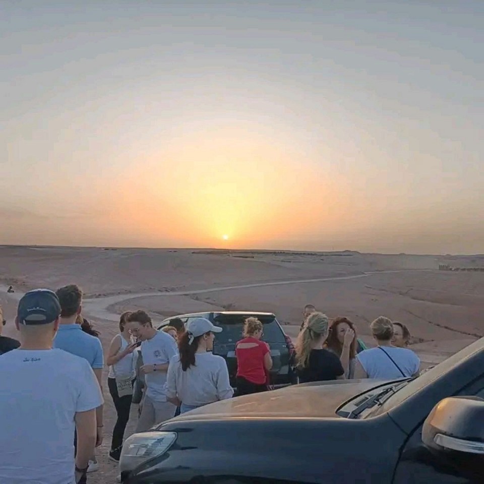 Day 7 - Merzouga - Tinghir - Ouarzazate (Todra Gorges, Dadès Valley and Kelaa M'Gouna) Included: breakfast, dinner We will enjoy the sunrise and then head towards the Todra Gorges, a rocky valley with narrow, jagged walls over 300 metres high, between which the Todra River passes. Next, we will set off towards the Dades Valley, home to fascinating reddish fortresses situated next to green oases. Finally, we will visit the village of Kelaa M'Gouna, known for its roses and the essence that emerges from them. We will head to the hotel located in Ouarzazate, where we will have dinner and accommodation.