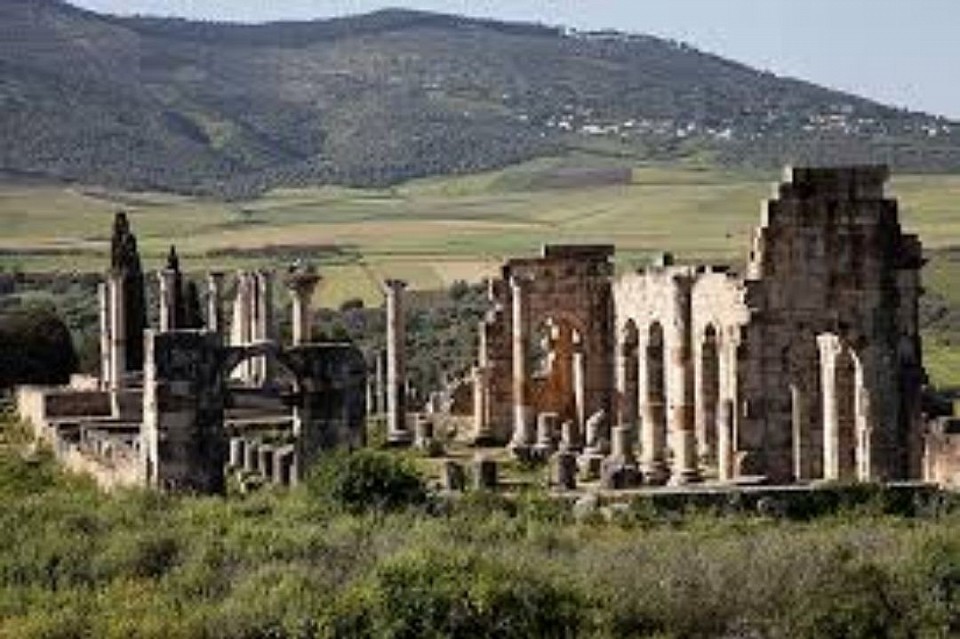 Meknes Walili is an ancient Arab and Roman city located in the territory of present-day Morocco, about 20 km north of Meknes, at the foot of Mount Zerhoun, and 4 km from Moulay Idris, the holy city of Morocco.