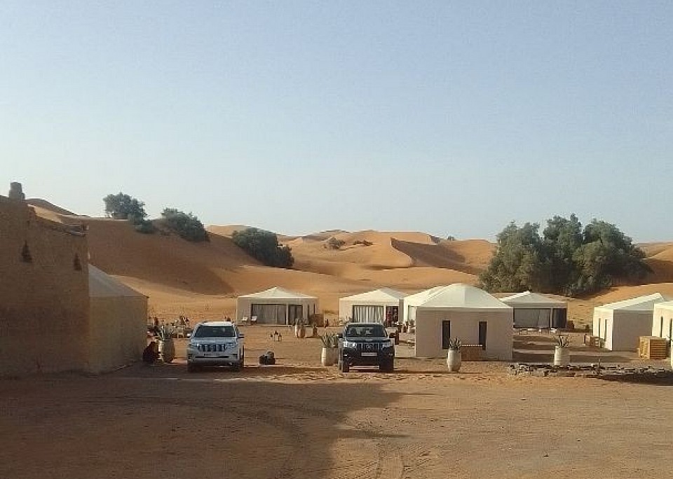 Day 6 - Fez - Midelt - Merzouga (Middle Atlas, Midelt, Ziz Valley, Rissani, Merzouga and Sahara dunes) Included: breakfast, dinner Early in the morning, we will cross the Middle Atlas Mountains towards Midelt, famous for its carpets and apple crops. We will continue on this Berber road that crosses the Ziz Valley, passing through Rissani, which was one of the main stages of the ancient caravan route and where the current Alawite dynasty was born. Finally we will reach the Merzouga desert, where we will take a 4x4 excursion that will take us through the dunes of the Sahara. We will spend the night in an exotic Berber tent under the stars. Dinner and accommodation at the camp.
