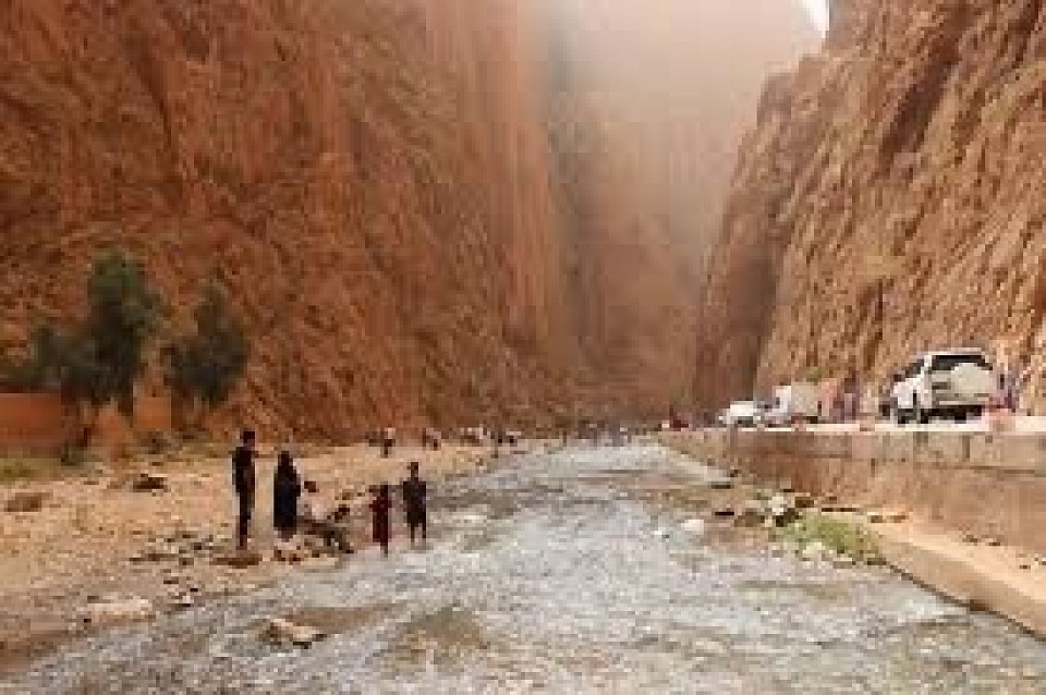 Day 7 - Merzouga - Tinghir - Ouarzazate (Todra Gorges, Dadès Valley and Kelaa M'Gouna) Included: breakfast, dinner We will enjoy the sunrise and then head towards the Todra Gorges, a rocky valley with narrow, jagged walls over 300 metres high, between which the Todra River passes. Next, we will set off towards the Dades Valley, home to fascinating reddish fortresses situated next to green oases. Finally, we will visit the village of Kelaa M'Gouna, known for its roses and the essence that emerges from them. We will head to the hotel located in Ouarzazate, where we will have dinner and accommodation.